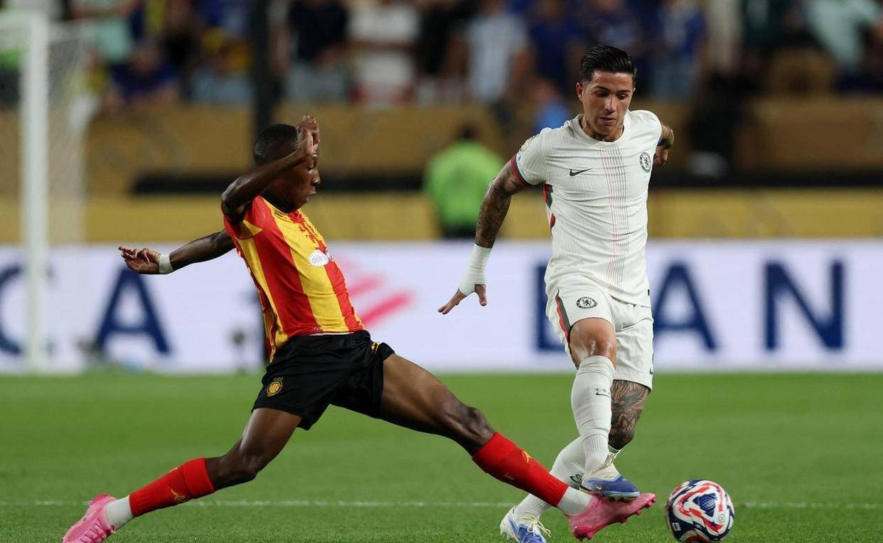 九游-西亚卡姆在切尔西比赛中重要助攻，表现优异引发热议！